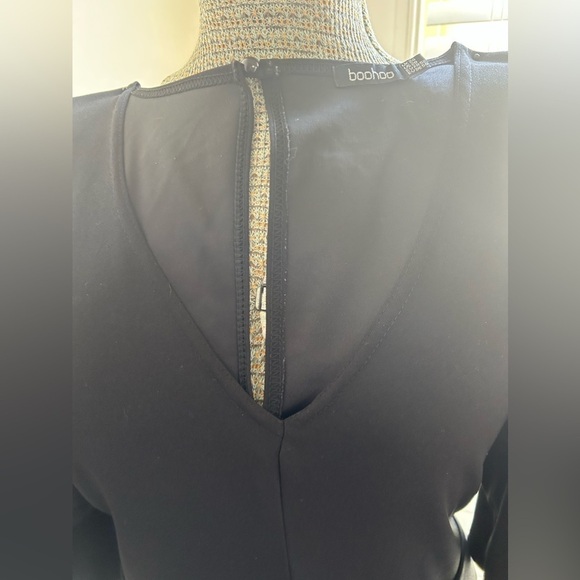 NWOT BOOHOO BLACK, V NECK, WAIST CUTOUT, WIDE LEG JUMPSUIT. - Picture 3 of 7